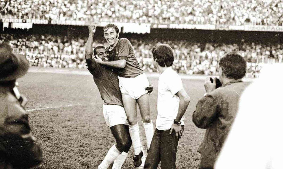 Natal (abraçado por Pedro Paulo) fez parte do time celeste da temporada de 1969, que encantou o Brasil e o mundo -  (crédito: Arquivo Estado de Minas - 1969)