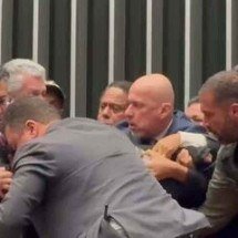 Polícia legislativa retira Glauber Braga à força da cadeira da presidência  - TV CAMARA/REPRODUÇÃO