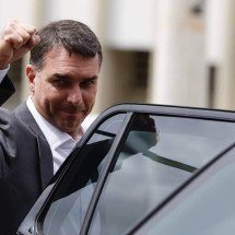 Bolsa cai e dólar sobe após Flávio Bolsonaro dizer que candidatura é 'irreversível' - Pedro Ladeira/Folhapress