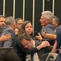 Sâmia Bomfim sobre corte da TV Câmara: "O que Hugo Motta quer esconder?" -  Assessoria do Deputado Luciano Zucco