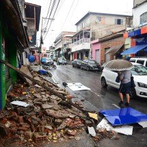 Marquise de supermercado cede depois de temporal em BH -  (crédito: Leandro Couri/EM/DA Press)