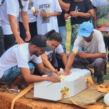 'Lágrimas e palmas': corpo de menino atropelado é sepultado na Grande BH - Jair Amaral/EM/D.A. Press