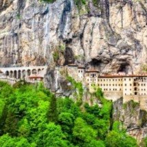 5 mosteiros pelo mundo que foram construídos em locais inacreditáveis - Freepik/Reprodu&ccedil;&atilde;o