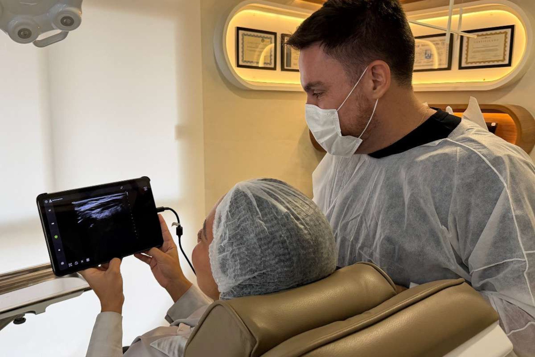 Dr. Fabio Barros alerta riscos de PMMA e do óleo mineral - DINO