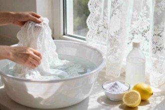 Despeje essa mistura caseira de vinagre e limão, e suas cortinas de renda brancas ficarão como novas