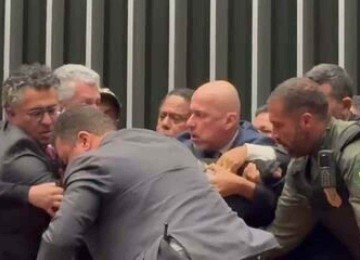 Policiais legislativos retiram Glauber Braga da Mesa Diretora da Câmara dos Deputados -  (crédito: TV CAMARA/REPRODUÇÃO)
