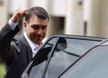 Senador Flávio Bolsonaro (PL-RJ) chega à Superintendência da Polícia Federal, em Brasília, para visitar o pai, Jair Bolsonaro, que está preso no local, em 9/12/25 -  (crédito: Pedro Ladeira/Folhapress)