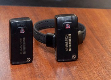 O dispositivo é 'espelhado' à tornozeleira eletrônica. Quando o agressor ultrapassa o limite determinado pela Justiça, o aparelho emite alerta sonoro para a vítima e aciona imediatamente a central de monitoramento. -  (crédito: Ministério Público do Estado de Minas Gerais/Reprodução)