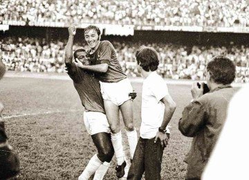 Natal (abraçado por Pedro Paulo) fez parte do time celeste da temporada de 1969, que encantou o Brasil e o mundo -  (crédito: Arquivo Estado de Minas - 1969)