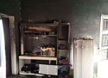 Incêndio em residência mobiliza bombeiros e morador é retirado de risco em Três Corações (MG) -  (crédito: Corpo de Bombeiros/Reprodução)