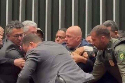 Policiais legislativos retiram Glauber Braga da Mesa Diretora da Câmara dos Deputados -  (crédito: TV CAMARA/REPRODUÇÃO)