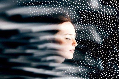 As variações hormonais podem trazer muitos efeitos, como distúrbios do ciclo normal do sono -  (crédito: Getty Images)