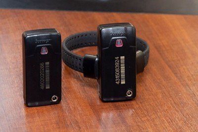 O dispositivo é 'espelhado' à tornozeleira eletrônica. Quando o agressor ultrapassa o limite determinado pela Justiça, o aparelho emite alerta sonoro para a vítima e aciona imediatamente a central de monitoramento. -  (crédito: Ministério Público do Estado de Minas Gerais/Reprodução)