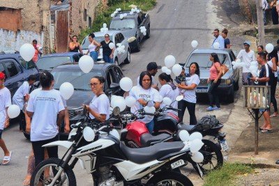 O cortejo saiu da frente da casa de Hariel, onde ocorreu o acidente, às 10h30. Eram carros, motocicletas, além de uma Van e um ônibus, que levaram amigos da família, que não têm carro -  (crédito: Jair Amaral/EM/D.A. Press)