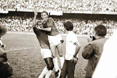 Natal (abraçado por Pedro Paulo) fez parte do time celeste da temporada de 1969, que encantou o Brasil e o mundo -  (crédito: Arquivo Estado de Minas - 1969)