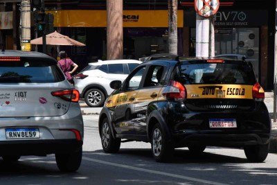 Veículo de autoescola em rua de BH: candidatos à CNH agora poderão treinar fora das instituições de ensino -  (crédito: Gladyston Rodrigues/EM/D.A Press – 2/12/25)