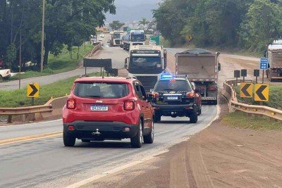 Uma das mais críticas do país para acidentes com veículos de carga, a BR-040 tem
gargalos como a ponte em que caminhões e carretas se espremem em Congonhas
 -  (crédito: Mateus Parreiras/EM/D.A press)
