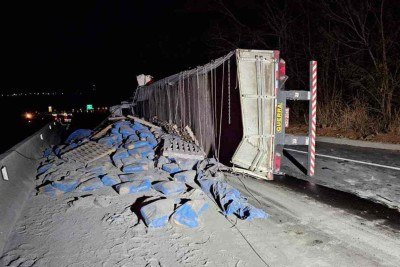 Carreta tombada na temida BR-251, no norte do estado: cenário frequente em trecho em que o perigo de sinistros se soma aos saques após desastres -  (crédito: Corpo de Bombeiros/Divulgação)