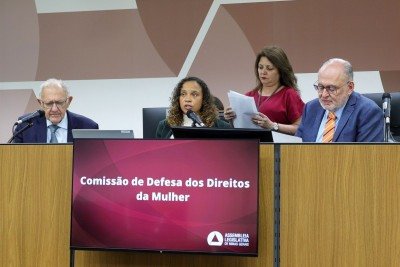 Presidente da Comissão de Defesa dos Direitos da Mulher, Ana Paula Siqueira (ao centro), pede que governo Zema seja investigado por omissão na implantação de políticas públicas para combate à violência de gênero -  (crédito: Henrique Chendes/Divulgação)