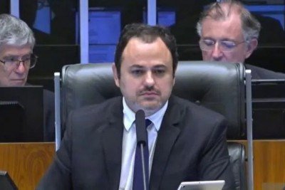 Deputado Glauber Braga ocupando a cadeira da presidência da Câmara -  (crédito: TV CAMARA/REPRODUÇÃO)