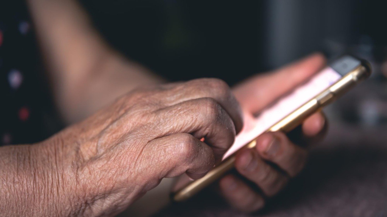 Fraude no consignado: como idosos podem se proteger de golpes no INSS - &amp;lt;a href=&amp;quot;https://br.freepik.com/fotos-gratis/maos-de-um-mulher-idosa-segurando-um-telefone-movel_36434824.htm#fromView=image_search_similar&amp;amp;page=1&amp;amp;position=6&amp;amp;uuid=ff5d3cba-671d-4509-bf29-a19c5dd3d71c&amp;amp;query=criminoso+envia+mensagem+de+celular&amp;quot;&amp;gt;Imagem de pvproductions no Freepik&amp;lt;/a&amp;gt;