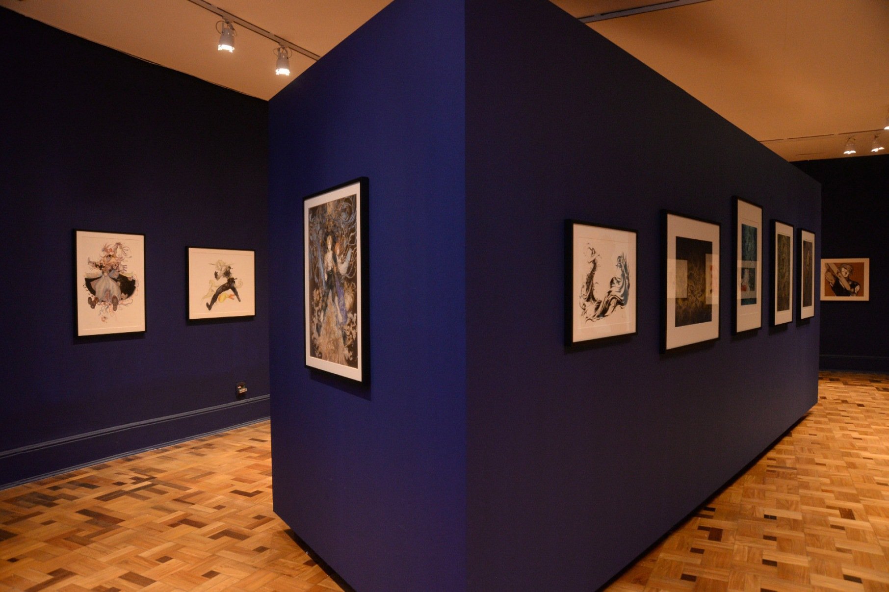 Sala de exposição com paredes azuis exibe desenhos de Yoshitaka Amano criados para o game Final fantasy