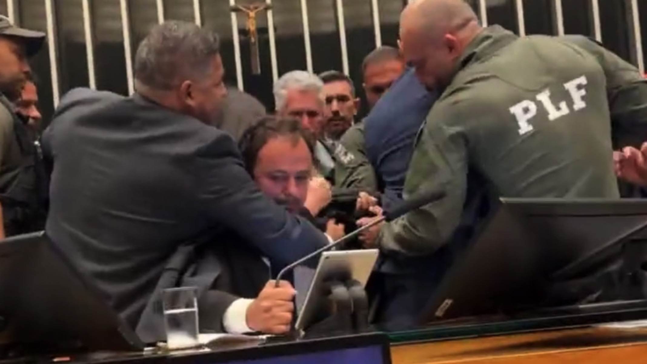 Polícia Legislativa retira Glauber à força da cadeira de presidente da Câmara