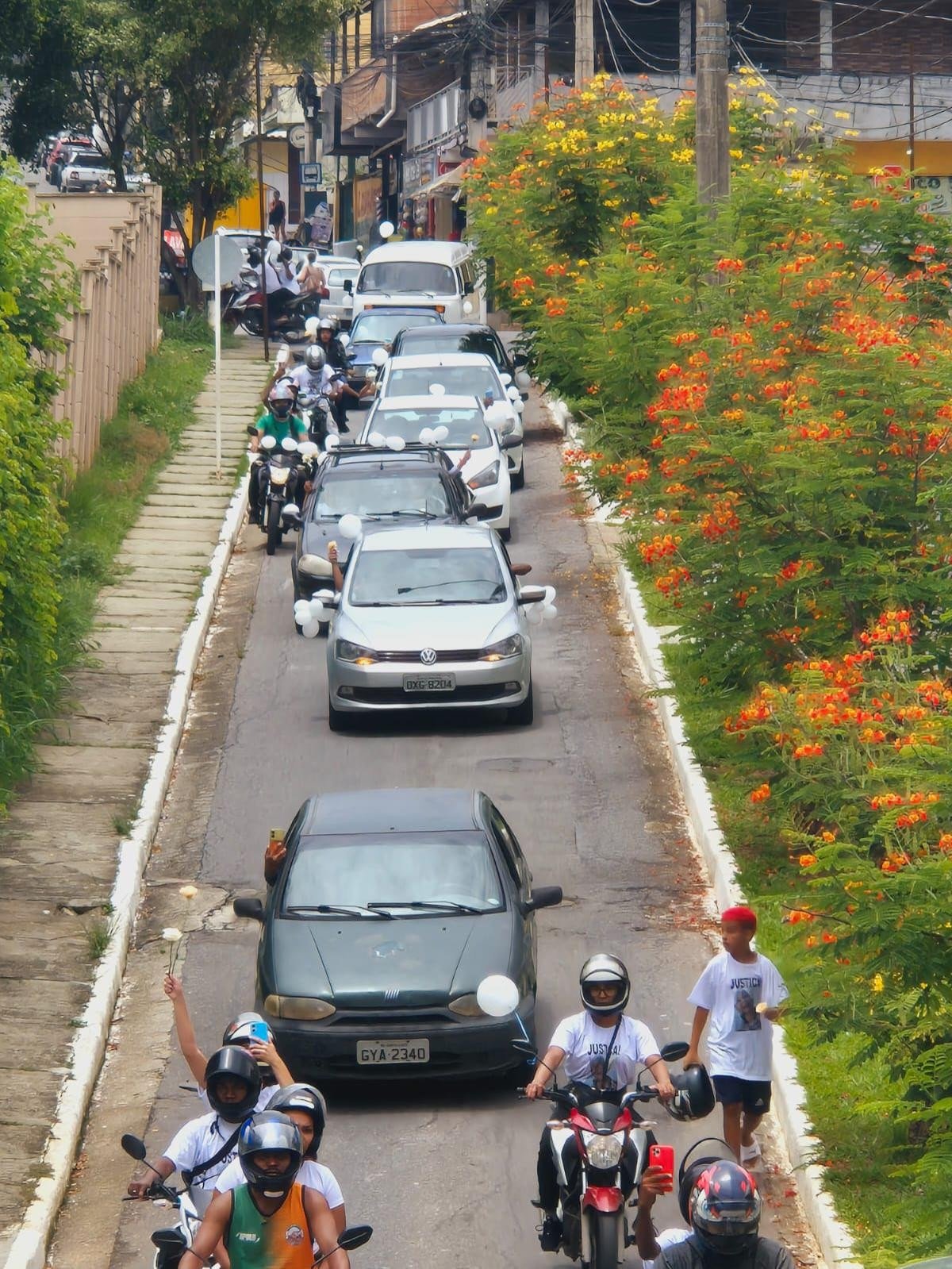 O cortejo saiu da frente da casa de Hariel, onde ocorreu o acidente, às 10h30. Eram carros, motocicletas, além de uma Van e um ônibus, que levaram amigos da família, que não têm carro