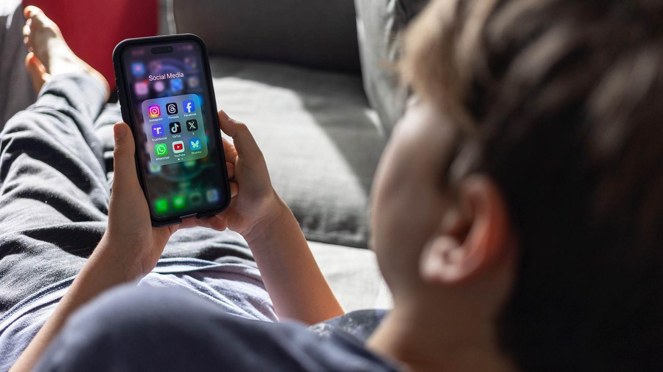 (Da esquerda para a direita) Jason Citron, CEO do Discord; Evan Spiegel, CEO da Snap; Shou Zi Chew, CEO do TikTok; Linda Yaccarino, CEO do X; e Mark Zuckerberg, CEO da Meta, em audiência no Comitê Judiciário do Senado dos EUA em janeiro -  (crédito: Getty Images)