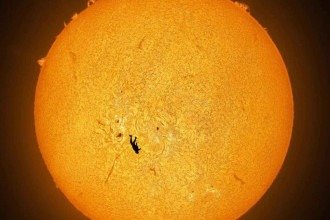 "A queda de Ícaro": foto viral congelou paraquedista diante do Sol