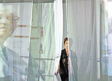 Documentário 'Abre alas' conta a história do trauma de Sheila e de sua mãe, Eunice Duarte Paiva, que toca piano no vídeo exibido nas cortinas
 -  (crédito: Nathalia Gomes/Divulgação)