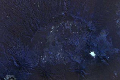 O satélite da missão Copernicus Sentinel-2 registrou recentemente uma imagem que mostra o Lago da Cratera Kawah Ijen, na Indonésia. Esse lugar tem um azul turquesa que parece de um lugar aprazível. Ledo engano.  -  (crédito: Copernicus Sentinel (2023), processado pela ESA, CC BY-SA 3.0 IGO)