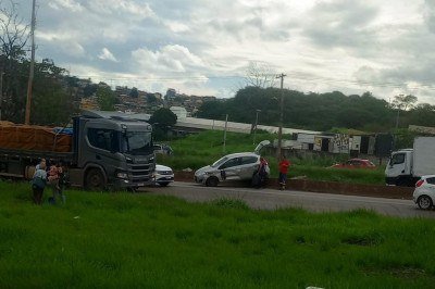No Anel Rodoviário, na altura do Bairro Califórnia, Fiat Palio foi parar sobre a mureta após acidente  -  (crédito: Kilder Costa/Divulgação)