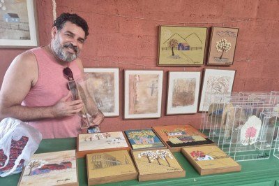 Artista plástico Osmar Oliva apresenta quadros feitos com bordados em tecidos do Vale do Jequitinhonha -  (crédito: Luiz Ribeiro/D.A Press)