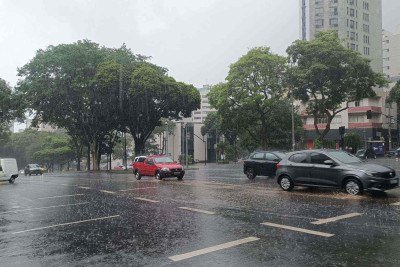  Ciclone ainda causa ventos e chuvas em MG nesta quarta-feira (10/12)
     -  (crédito: Larissa Leone/EM/D.A Press)