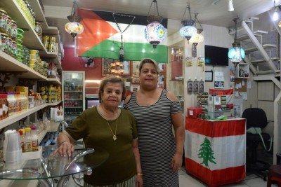 Hana e Amine Ahmad Khaouli exibem na loja, com orgulho, as bandeiras da Palestina e do Líbano
 -  (crédito: Túlio Santos/EM/D.A Press)