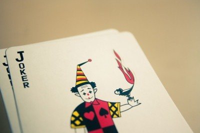 O Coringa, também conhecido como 'joker' em inglês, é uma carta especial do baralho que assume um papel único em jogos de cartas. Você, querido leitor, certamente já se deparou com a carta ao jogar partidas como 'Buraco/Canastra' ou 'Pontinho'. -  (crédito: Imagem de PDPics por Pixabay)