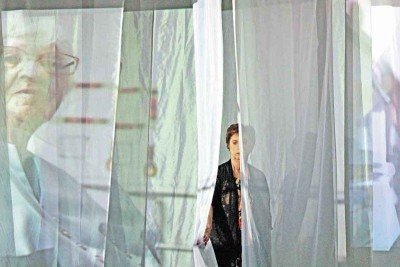 Documentário 'Abre alas' conta a história do trauma de Sheila e de sua mãe, Eunice Duarte Paiva, que toca piano no vídeo exibido nas cortinas
 -  (crédito: Nathalia Gomes/Divulgação)