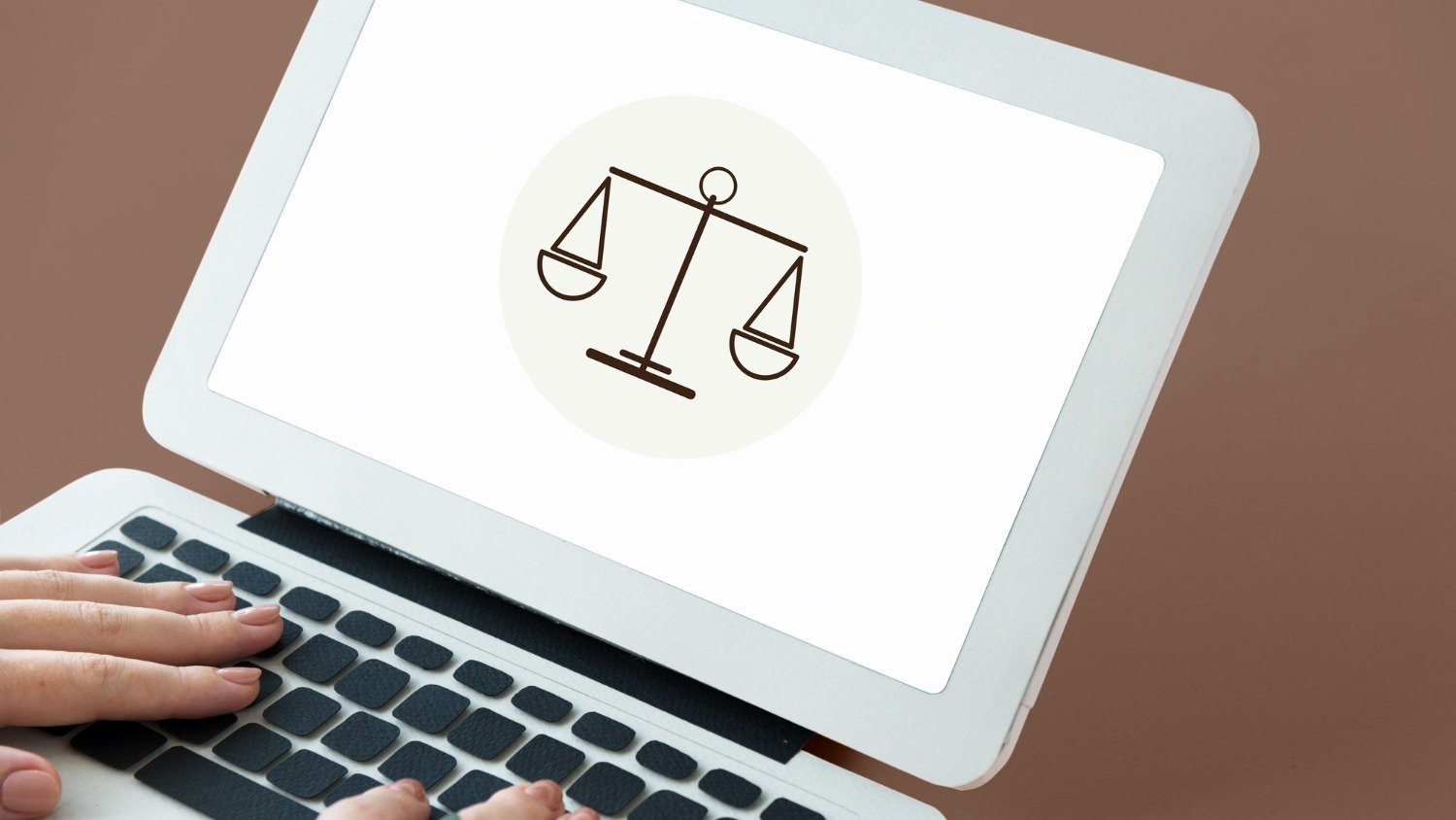 Direitos do consumidor: o que fazer se uma empresa que te deve entra em falência - &amp;lt;a href=&amp;quot;https://br.freepik.com/fotos-gratis/conceito-de-igualdade-de-justica-de-julgamento-de-lei_18042412.htm#fromView=search&amp;amp;page=1&amp;amp;position=27&amp;amp;uuid=b9820658-e5d8-4e52-851c-c917b731d008&amp;amp;query=direito+do+consumidor&amp;quot;&amp;gt;Imagem de rawpixel.com no Freepik&amp;lt;/a&amp;gt;