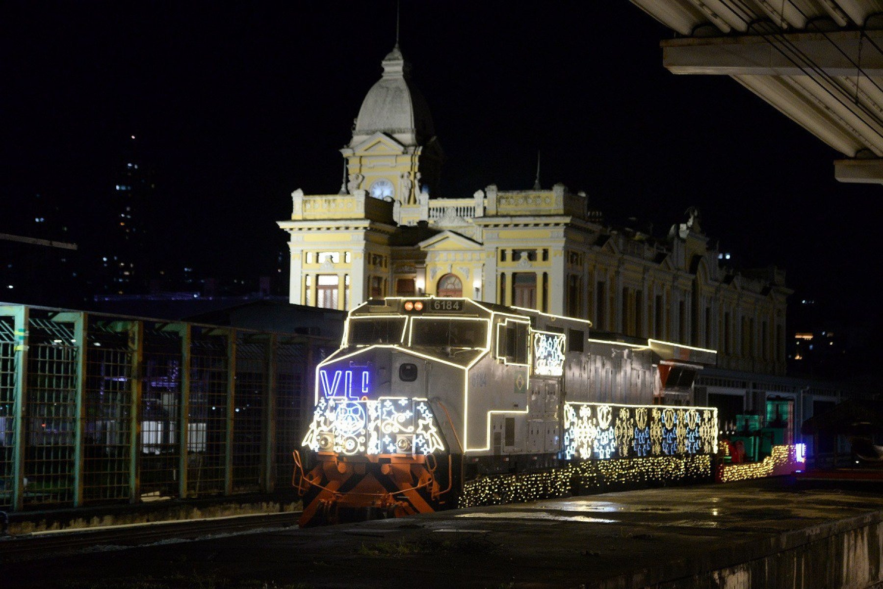  Locomotiva iluminada da VLI chegou a Belo Horizonte na noite desta quarta-feira (10/12)
      - Tulio Santos/EM/D.A. Press