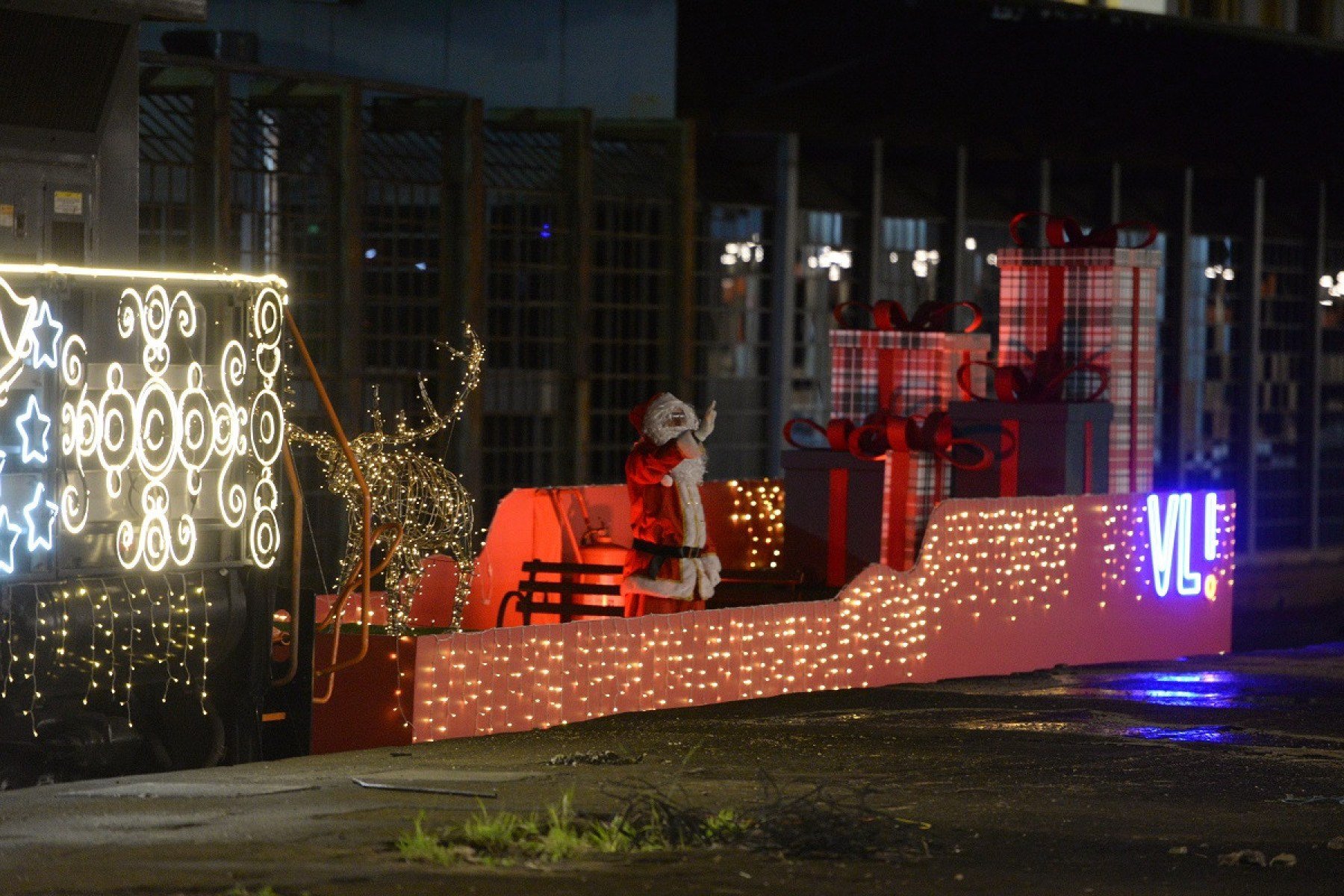 Papai Noel chegou de trem ao hipercentro de BH
      - Tulio Santos/EM/D.A. Press