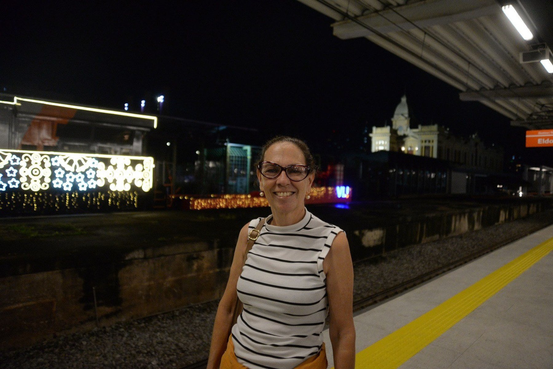 A funcionária pública Luciana de Oliveira Alonso é fã de trens e do Natal
      - Tulio Santos/EM/D.A. Press