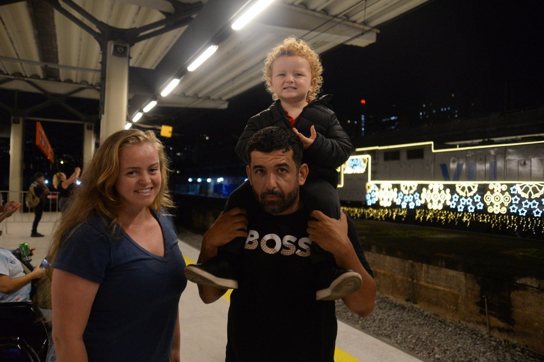 O casal Wesley Nunes e Ana Luísa Ramos, com o filho Victor, de 2 anos: é a terceira vez que eles conferem o trem natalino
      - Tulio Santos/EM/D.A. Press