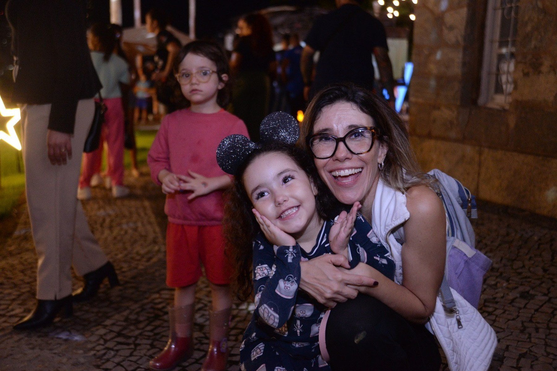 Flávia Resente com Laura Radcchi e Emily Abdo, ambas de 4 anos: entusiasmo com as festas de fim de ano
      - Tulio Santos/EM/D.A. Press