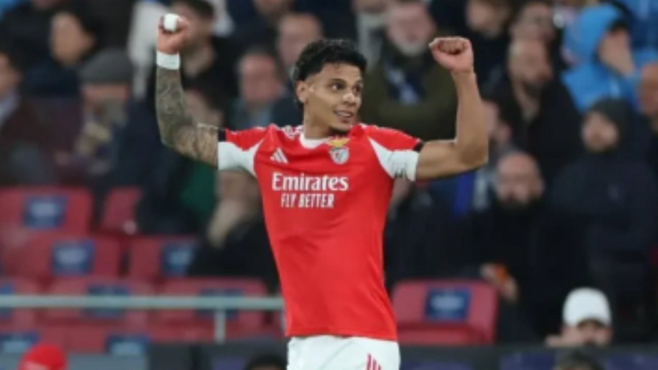 Com gol de ex-Palmeiras, Benfica vence Napoli e emenda a segunda vitória na Champions