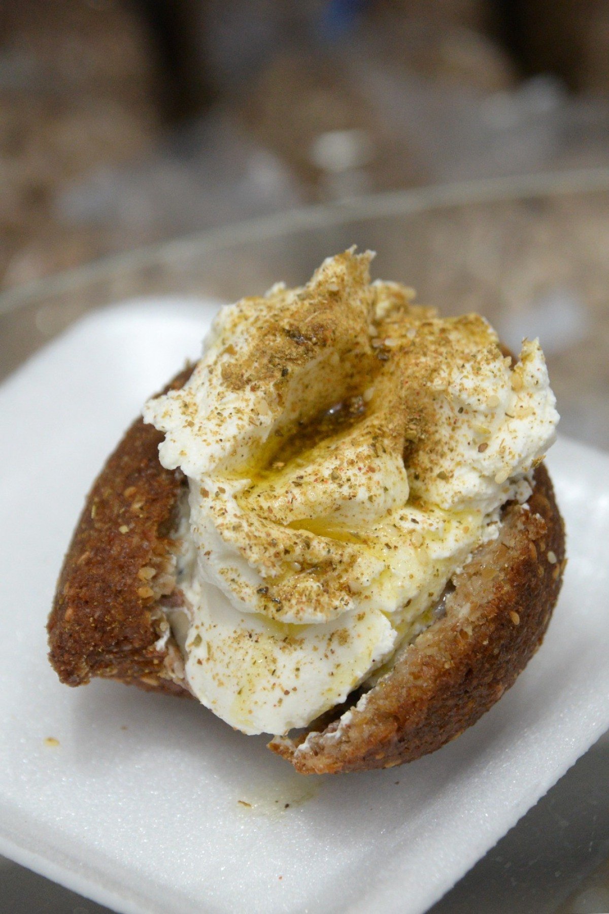 O quibe tem recheio de coalhada com zaatar importado, o que mantém a originalidade da receita 
