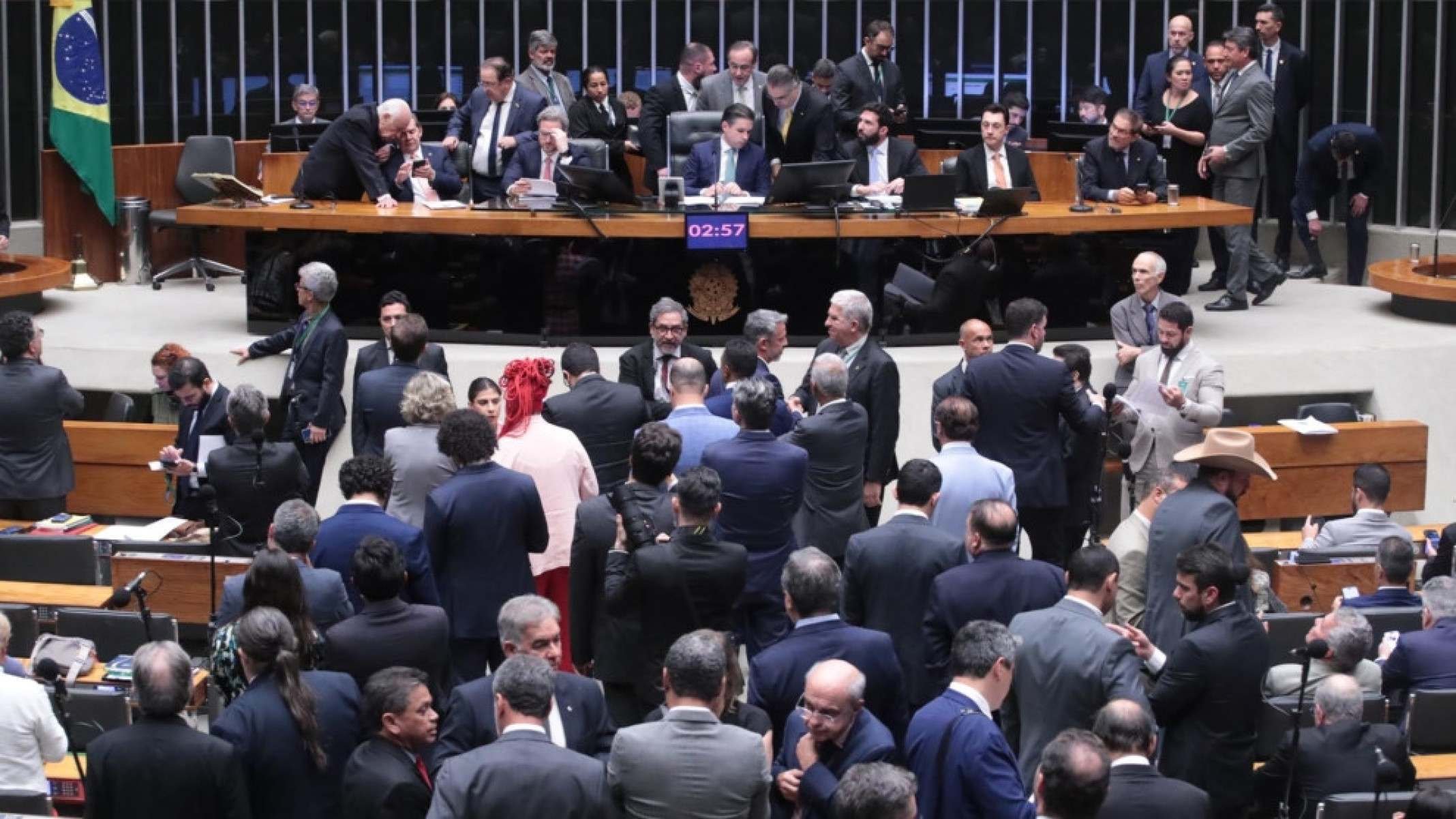 Em vitória de Bolsonaro, Câmara aprova projeto que reduz penas pela trama golpista