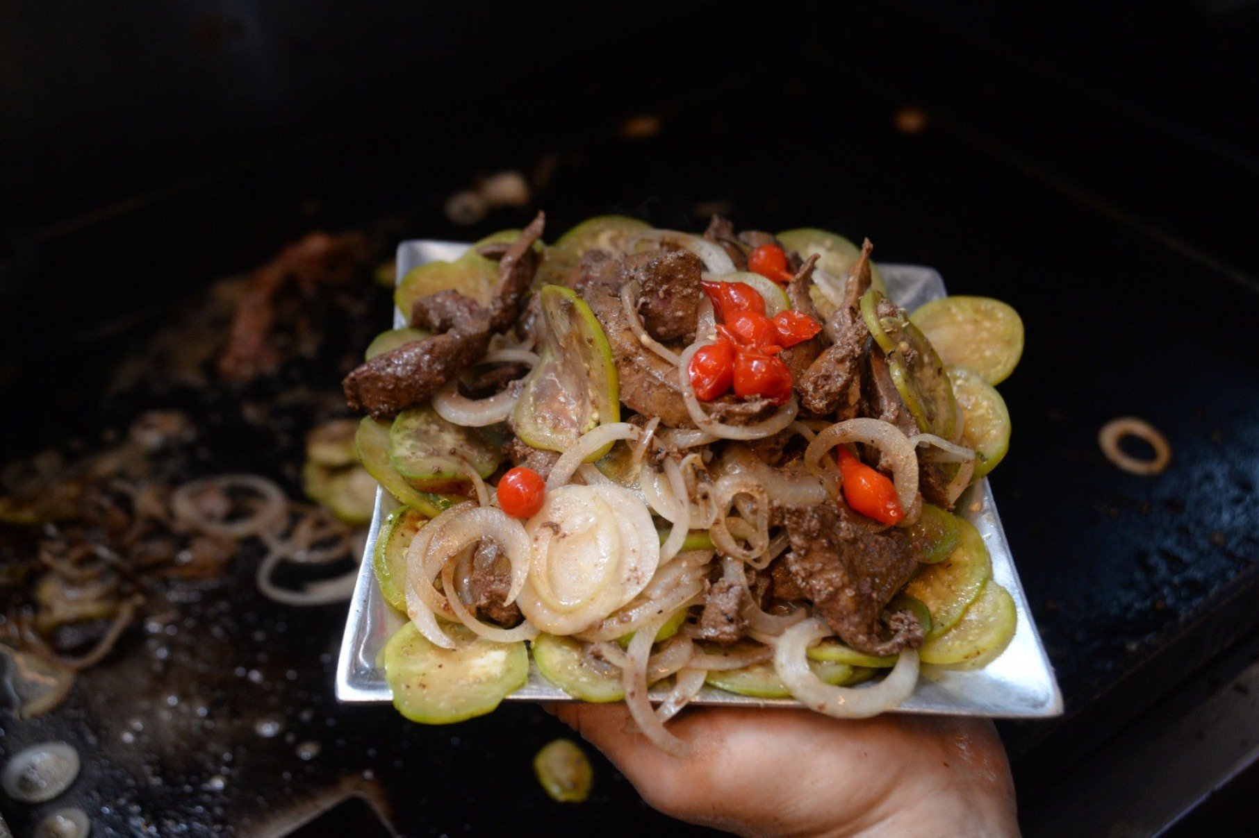 O prato mais representativo do Mercado Central vem da ideia dos trabalhadores de juntar fígado, jiló e cebola 