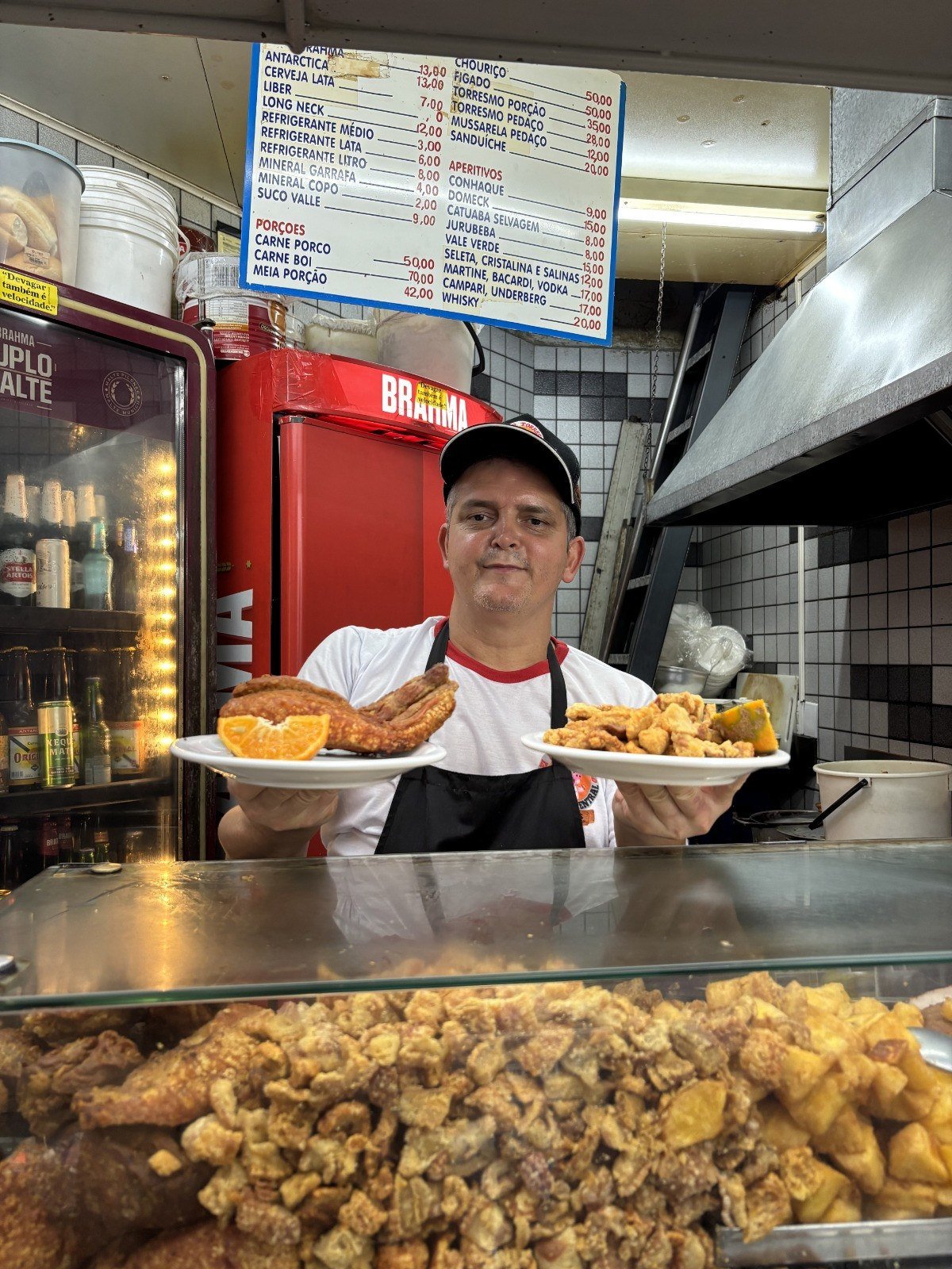 Camarão e lagosta mineiros: Geraldo Campos anuncia o que sai da fritadeira no balcão do Rei do Torresmo 
