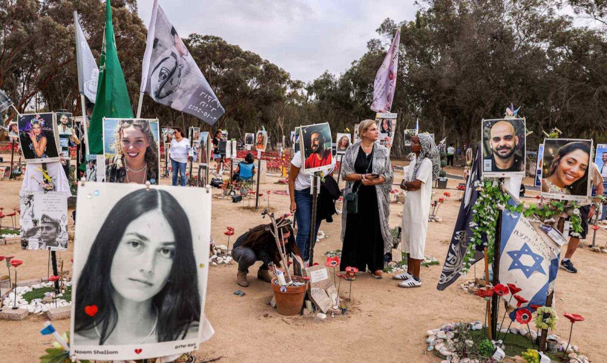 Pessoas visitam memorial em homenagem às vítimas mortas ou sequestradas no festival Supernova durante ataques de 7 de outubro de 2023, perpetrados por terroristas palestinos, no sul de Israel - (crédito: MENAHEM KAHANA / AFP)